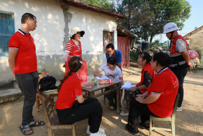 入户走访送关怀 为学子铺就求学路