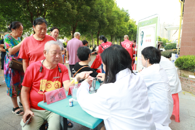 义剪义诊进社区 便民服务暖人心