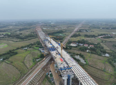 武荆宜高速跨疏港铁路特大桥主桥顺利合龙