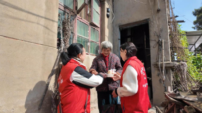 “温馨饭盒”行动情暖独居老人