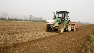 李市镇：小麦播种正当时 冬闲田变“增收田” 