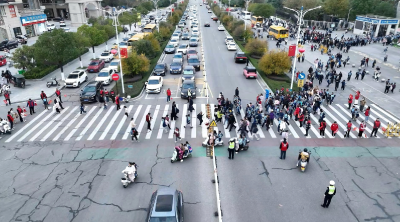 9年坚守 超3万人次！沙洋义工联“红马甲”守护学子平安路