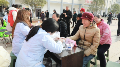 小小集市解民忧 志愿服务点亮幸福社区