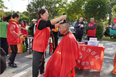 志愿公益集市热闹开市 便民服务送到家门口