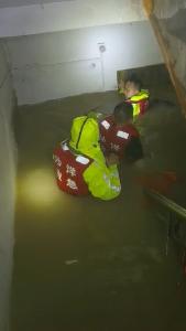 水压封门！民警破拆营救积水被困老人