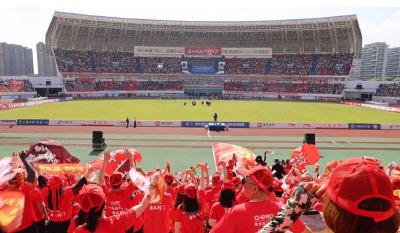 绿茵逐梦“楚超”燃 沙洋助威士气旺——我县140名球迷方阵赴荆门主场为球队加油