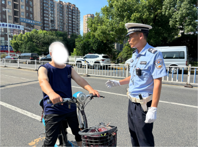 不惧酷暑“烤”验   坚守一线“汗”卫出行