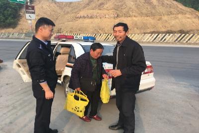 婆婆坐错车 宜都民警送回家