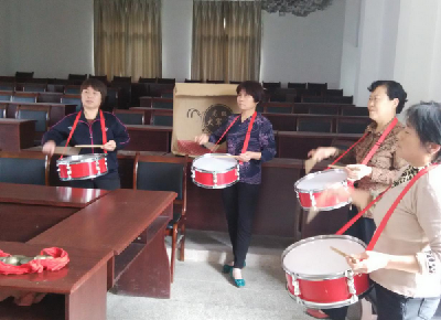 湖北秭归：退休建乐队 最美夕阳红