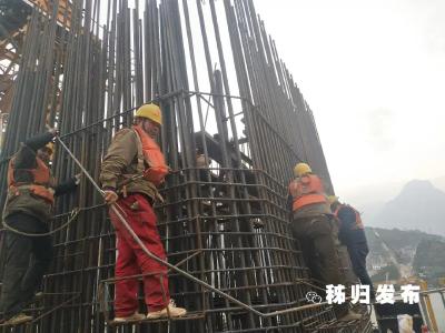 县领导慰问重点项目建设者及一线执勤民警