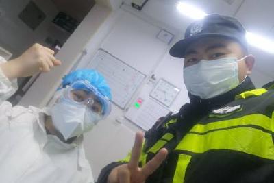 最美的爱情是与你并肩战“疫”