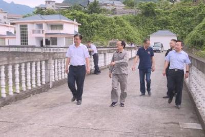 万红到五峰镇调研河长制工作