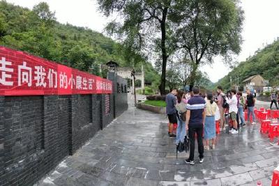 “走向我们的小康生活”主题采访走进五峰