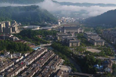 省政府召开深度贫困县脱贫攻坚情况新闻发布会 万红通报我县脱贫攻坚情况