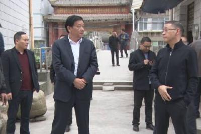 万红到五峰镇巡河并调研督导老城改造工作
