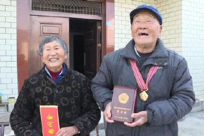 我县为抗美援朝老战士发放“中国人民志愿军抗美援朝出国作战70周年”纪念章