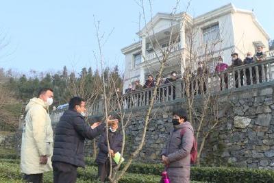 县农业农村局到大房坪社区开展“双报到双报告”活动