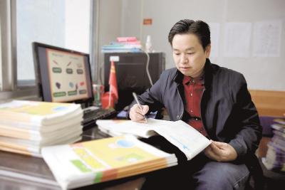 二十四载坚守三尺讲台