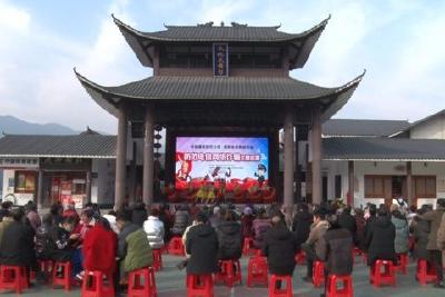 防范电信诈骗宣传进社区 民警提醒转账汇款需谨慎