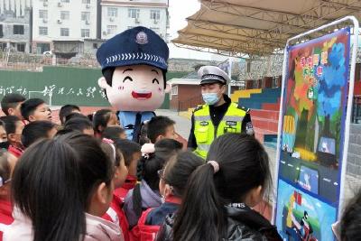 县公安局开展“交通安全进校园”活动 倡导师生安全文明出行