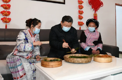 习近平同苗族村民包黄粑迎新春：祝你们日子过得更加甜美