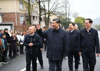 习近平总书记的三张照片
