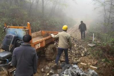 村民齐心疏道路 共创便利为大家