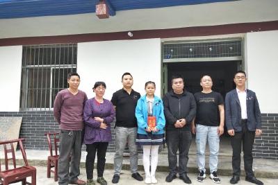 爱心企业为贫困学生捐资