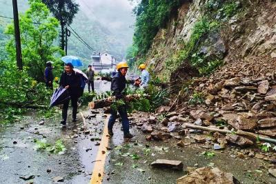采花乡：连续降雨交通严重受阻，党群齐心奋战抢灾一线！