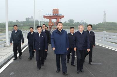 习近平在南阳市淅川县考察南水北调工程