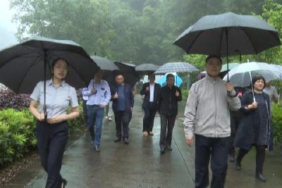 中国社科院专家到我县调研小水电绿色发展工作