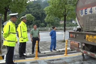 县交警、交通部门强化执勤监管 切实保障交通运输安全