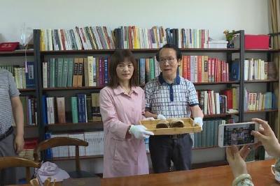 县档案馆受赠贺龙元帅绑腿