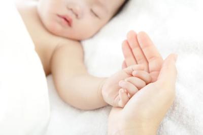 为何实施三孩生育政策？国家卫健委回应了