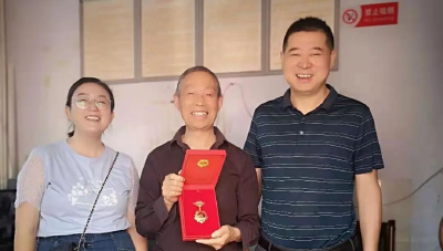 县市场监管局为50年党龄党员颁发纪念章