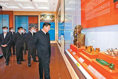 习近平在参观“友好往来 命运与共——党和国家领导人外交活动礼品展”时强调 同世界各国人民深化友谊加强交流 推动构建人类命运共同体