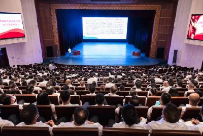 县委举行理论学习中心组（扩大）集体学习 动员全县上下开展“身在大山、心向沿海”大讨论活动