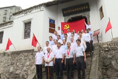 传承红色基因  赓续红色血脉  县委办公室举行“光荣在党50年”纪念章颁发仪式