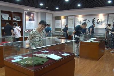 县卫健局组织部分离退休干部开展“退休不褪色 永远跟党走”主题活动