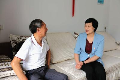李伦华看望慰问离退休老干部