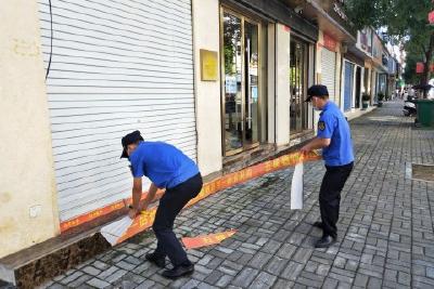 县城管执法局：清理非法小广告 还城区干净“脸庞”