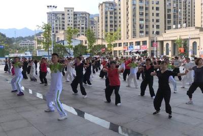 健身气功练起来 全民健身在行动