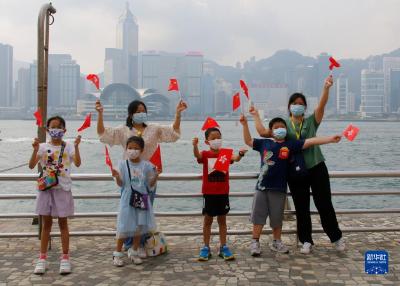 “十一”的香港，最耀眼那一抹中国红 