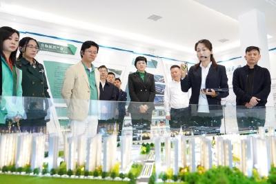 市六运会展现发展成果 民族工业园迎客商考察