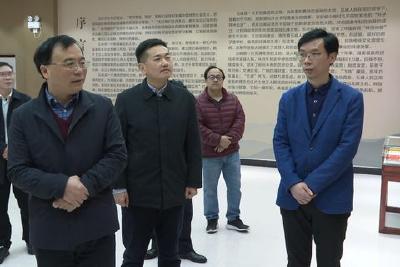 省委办公厅来我县调研档案工作