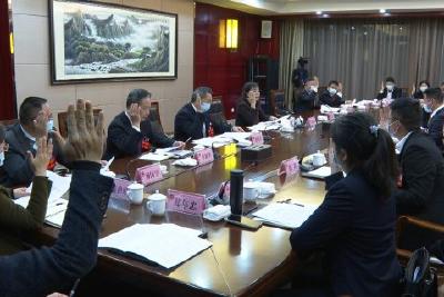 县政协十届一次会议举行主席团第一次会议