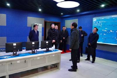 县委书记李伦华、代理县长邓红静看望慰问新闻工作者