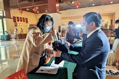 政协委员今日报到：心系发展大计 怀揣民生福祉