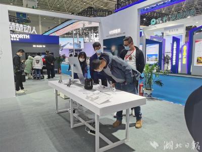 透明电视、变形电视、生产力桌面纷纷亮相 消博会上“屏”频出彩