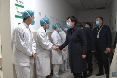 县领导看望慰问艾滋病患者及医务人员